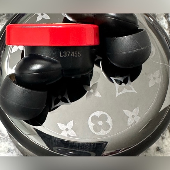 2022 Authentic Louis Vuitton Horizon Wireless Earbuds - Picture 3 of 11